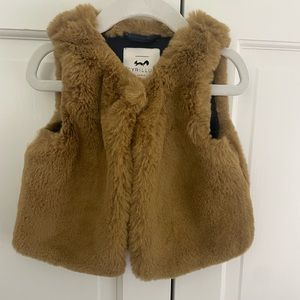 Girls Cyrillus faux-fur vest, size 4